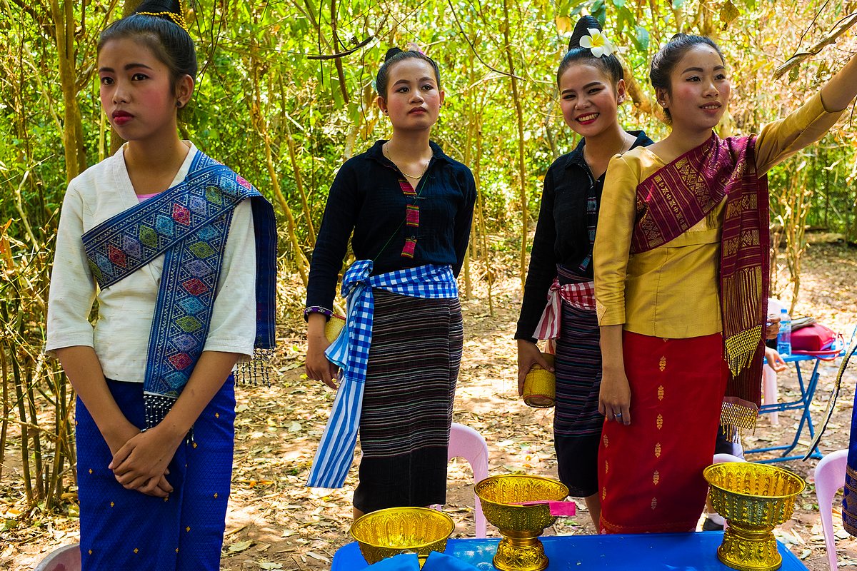 Ban Na Hin, nowowroczny pokaz tańca (Laos 2015)